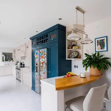 Large Center With Parking By The Sea Holiday home Galway