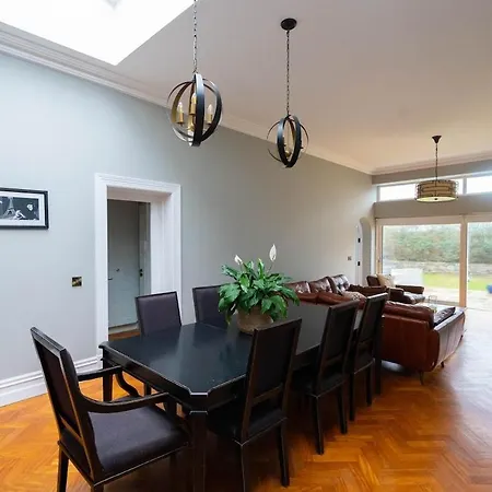 Large Center With Parking By The Sea * Galway