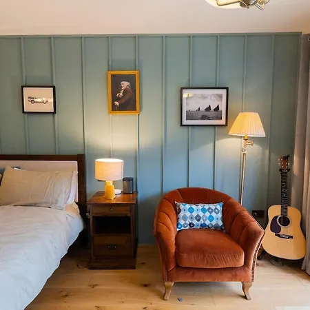 Large Center With Parking By The Sea * Galway
