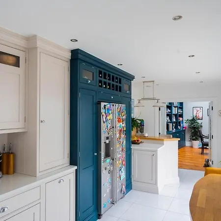 Large Center With Parking By The Sea * Galway