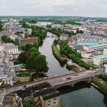Large Center With Parking By The Sea * Galway