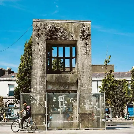 Large Center With Parking By The Sea * Galway